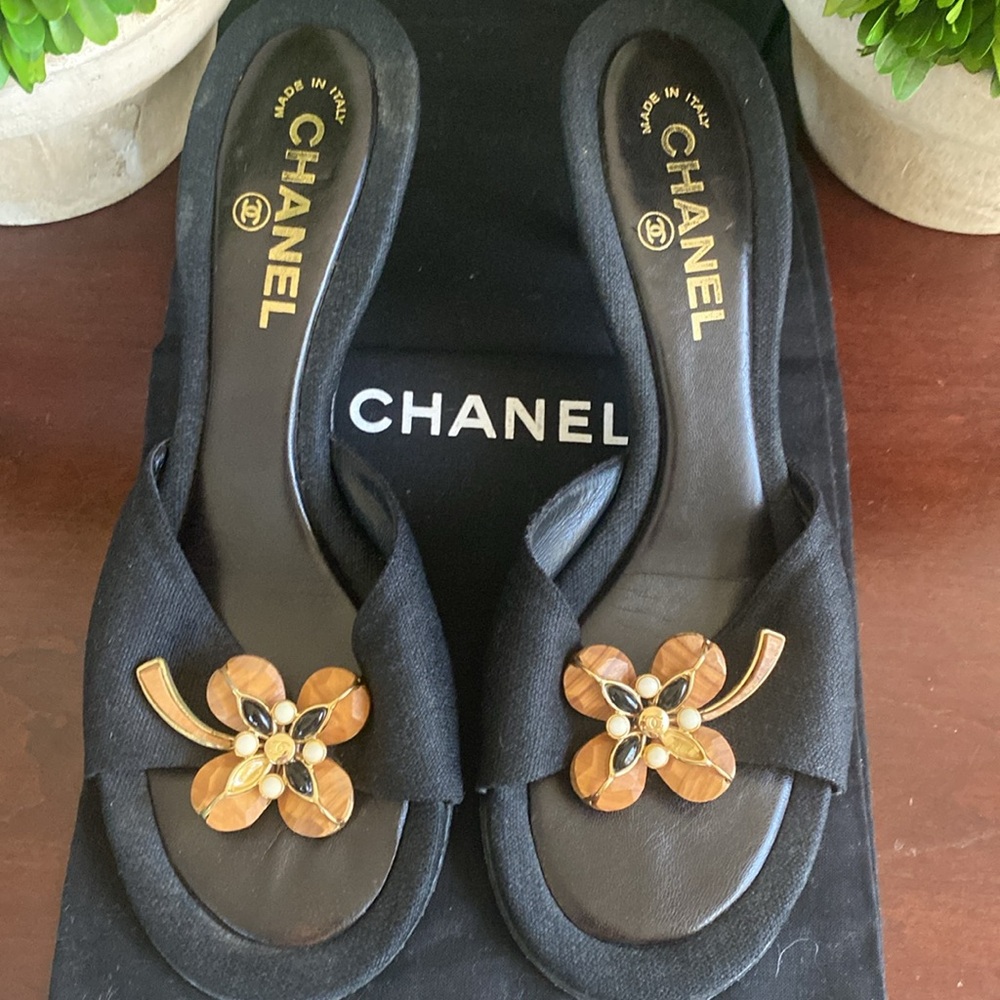 CHANEL 🖤BLACK🖤 LINEN HEELED SANDALS GOLD/WOOD FLORAL ACCENT SIZE 39.5 🌟GUC🌟 - Picture 3 of 17